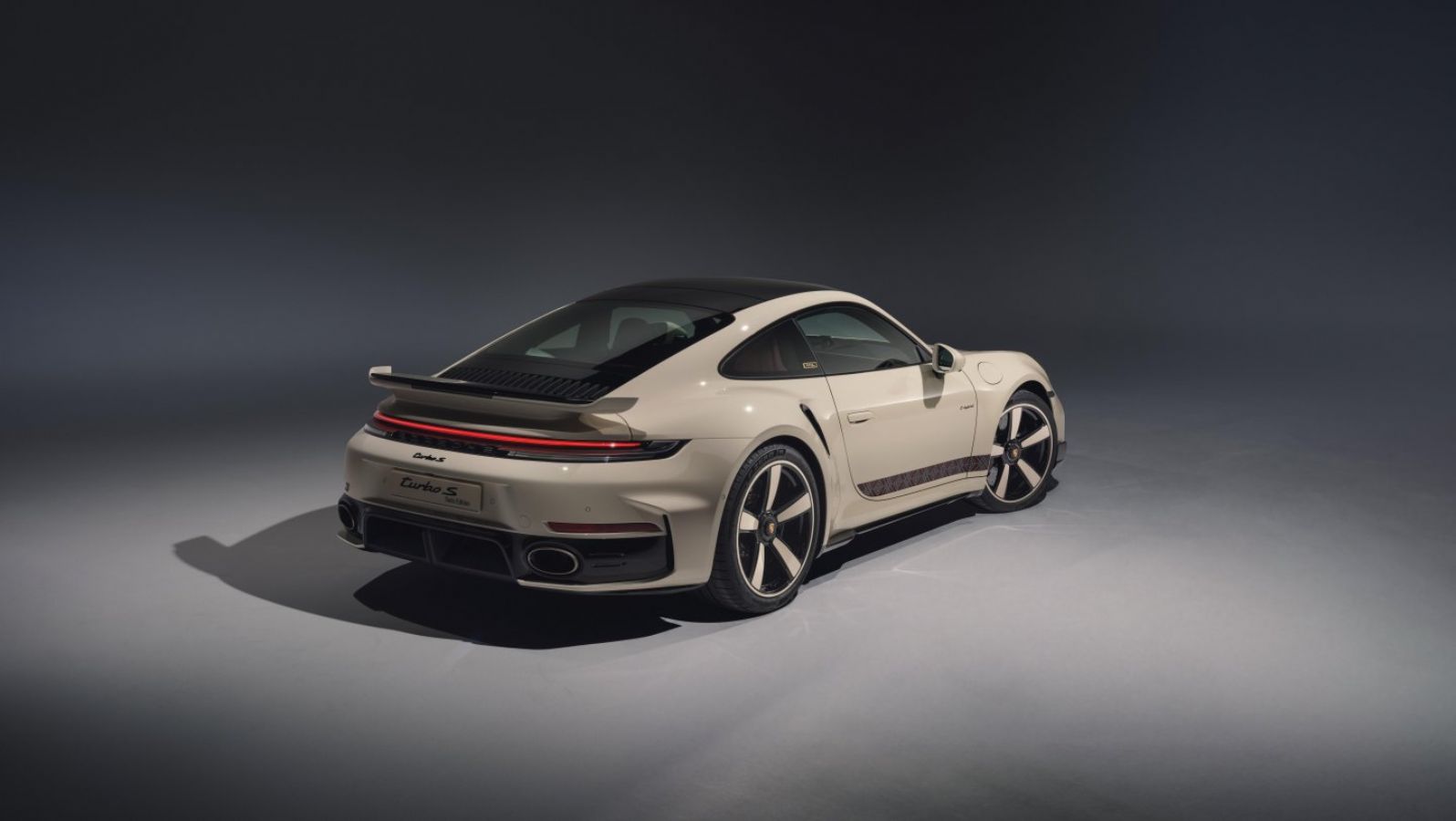 H Porsche παρουσιάζει τις τρεις πιο εξατομικευμένες 911! 
